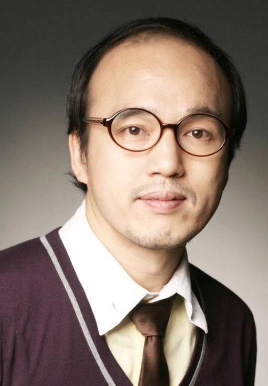 AG官网-从绿叶到金球，他如何逆袭成为足坛传奇？(足球金球奖获奖名单出炉)