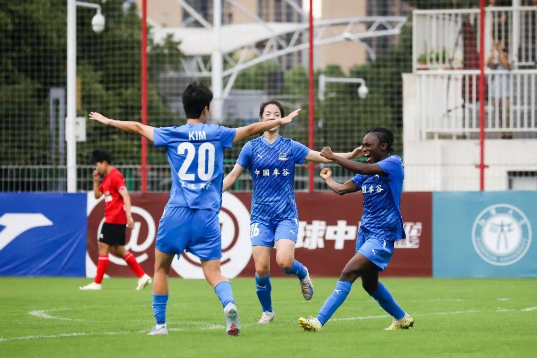 AG官网-冲刺终点线！女足队员争取胜利！(女足获胜)