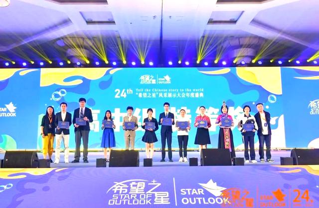 本土球员脱颖而出，成为球队希望之星(希望之队足球队的教练和小队员们正在研究一个问题)